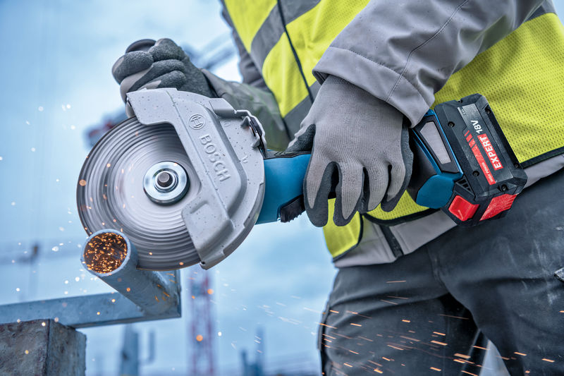 o582926v12GWS 18V 180 PC EXBA18V 8Ah EXPERT Application Image Cutting metall tube BOSCH, 1600A036ZB, EXBA 18V-80 EXPERT 8AH BATTERY PACK, 1607A351MF Tool Depot Ireland BOSCH, 1600A036ZB, EXBA 18V-80 EXPERT 8AH BATTERY PACK, 1607A351MF - Image 8
